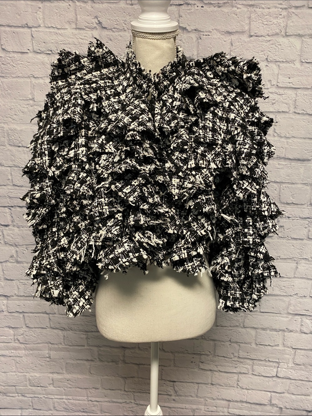 NWT Alice + Olivia Tweed BRITTON RUFFLED CROPPED 3/4 SLEEVE JACKET Size Medium - Picture 9 of 11